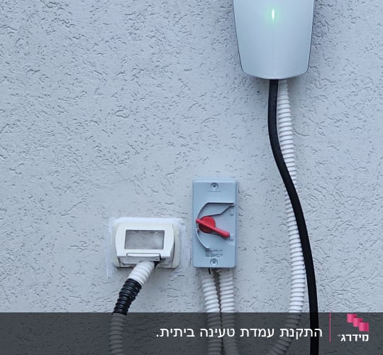 מטען טסלה מותקן על קיר עם חיווט חשמלי